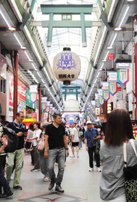 大阪市の天神橋筋商店街を歩き、支持を訴えた世良公則