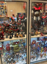 天才バカボン、鉄腕アトム…とさまざまなフィギュアもずらり。