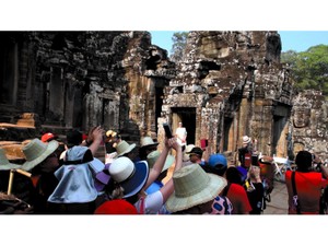 学食にまで行列が…東南アジアを悩ませる外国人観光客