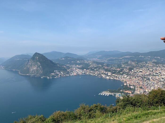 スイス第3の経済・金融の中心地でもあるルガーノ。湖を中心に発展した古都です。絵本に出てくるかのごとく美しい街