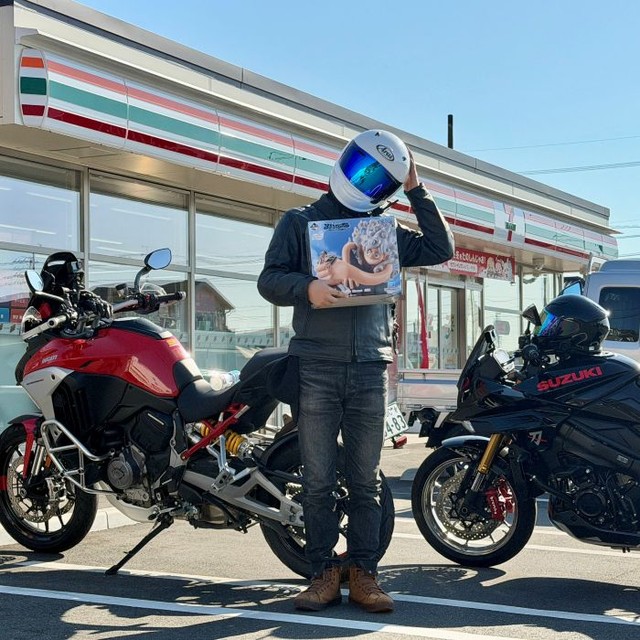 「ワンピース」のフィギュアを手に困り顔のばったさん。 ※ばったさん提供