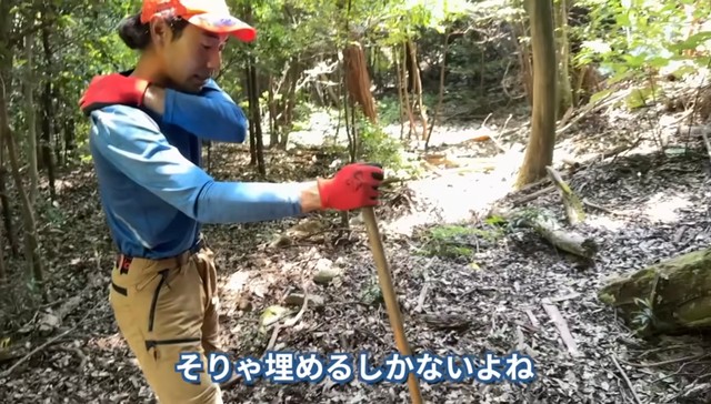 捕獲したシカは穴を掘り埋設する。そうしないと駆除が追いつかない／茸本朗さん（@hunter.takemoto）提供