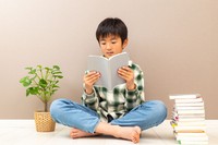 毎日の宿題の定番となっている「音読」　※画像はイメージです（years/stock.adobe.com）
