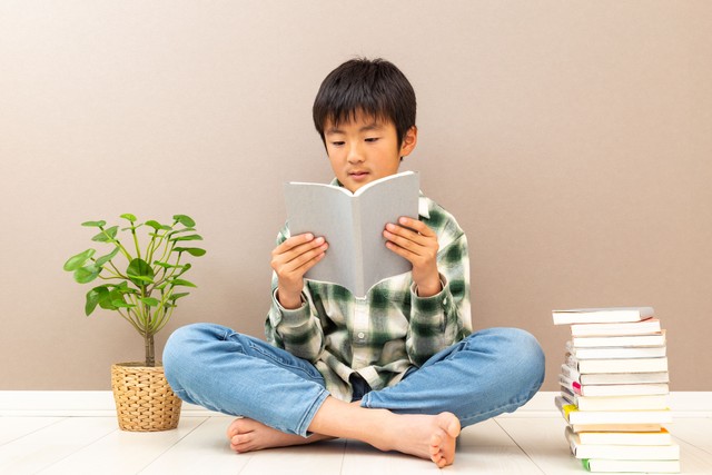 毎日の宿題の定番となっている「音読」　※画像はイメージです（years/stock.adobe.com）