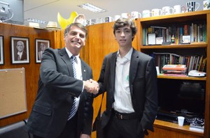 ブラジルの「ミニオンズ」、自国の「トランプ」に会いに行く