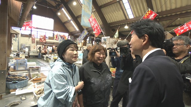 備前市の市場などを視察する伊原木知事　21日