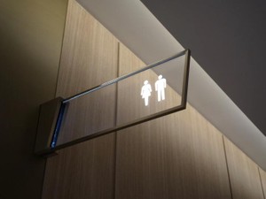 恥ずかしがり屋な私を変えたのは、隣のトイレで力む声だった