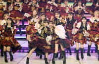 6年ぶりに紅白歌合戦に出場したAKB48。前田敦子（中央左）、大島優子（同右）らOGが集結＝2025年12月31日撮影