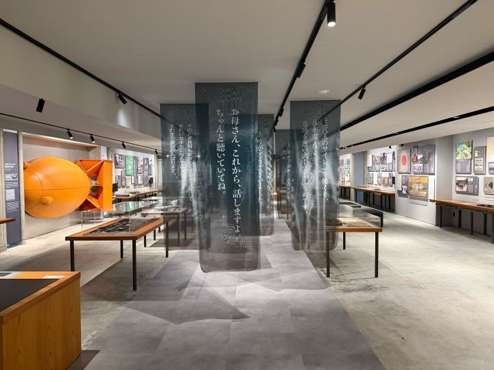 新しい長岡戦災資料館の常設展示室。市民たちが作り守ってきた館の息吹を大事に、資料やデータのように固定されたものと、証言や声のようなゆらぎを含むものの共存を志向して新規リサーチや展示空間の構成をディレクションした