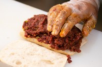 「ミタ・カフェ」でミスラックさんが作るエチオピア風パニーニ=ワシントン、ランハム裕子撮影
