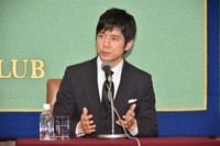 会見する西島秀俊　(C)2021『ドライブ・マイ・カー』製作委員会