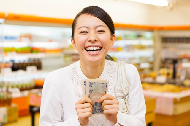初めての給料に感じたことは？ 時代を映し出すリアルな思い出