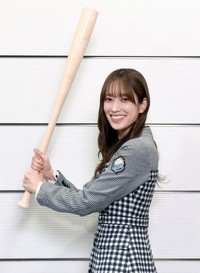 笑顔でバットを構える日向坂４６・佐々木久美
