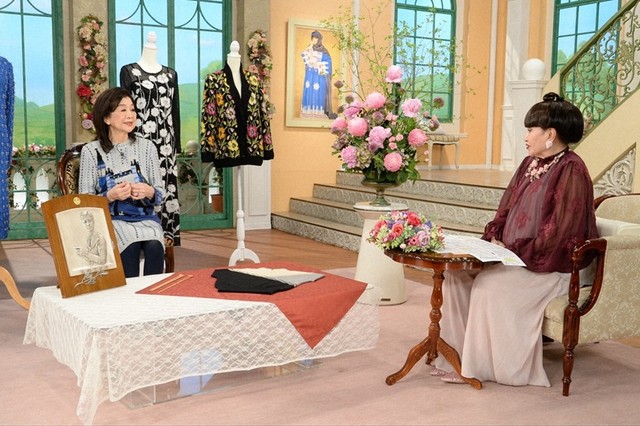 黒柳徹子さん（右）とトークを展開する伊藤浩子さん