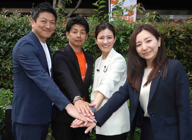 参政党代表選に立候補した（左から）神谷宗幣代表、川裕一郎副代表、吉川里奈衆院議員と、参院選大阪選挙区から立候補予定の宮出千慧氏＝大阪市内