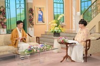 黒柳徹子さん（右）とトークを展開する立川晴の輔さん