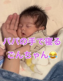パパの手がジャストフィット…！（提供：＠oosanchiさん）
