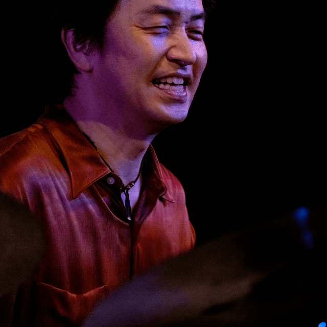 奈良出身のドラマー・作曲家、平井景さん（小澤忠恭撮影）