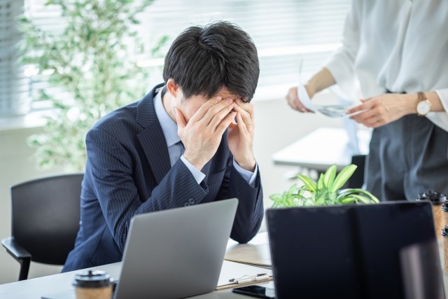 世代間ギャップに悩む若手教員のイメージ