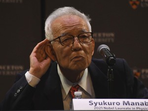 真鍋淑郎氏の会見発言、英語の原文は？　「同調圧力」や教育問題を明快な表現で指摘