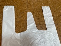 レジ袋の左右の持ち手の間にある帯状の「ベロ」と呼ばれるパーツ