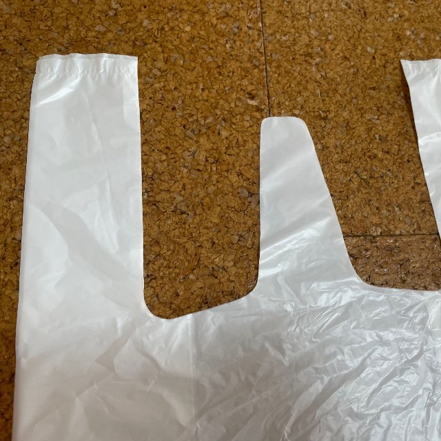 レジ袋の左右の持ち手の間にある帯状の「ベロ」と呼ばれるパーツ