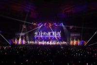 　火花が上がるステージで９年半ぶりの武道館公演を盛り上げるＡＫＢ４８（撮影・開出牧）