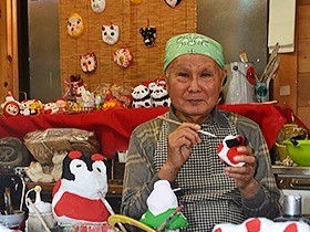 創業１００年、不器用でも温かい犬の張り子だるま、６０種