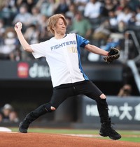 エスコンフィールド北海道で始球式をするGLAY・TERU＝2023年撮影