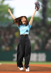 始球式に臨む乃木坂野球部の柴田柚菜＝ベルーナドーム