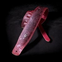 一点物のカスタムストラップ。手染めで深みのある赤みの強いブラウンに。低反発ウレタンクッション入りで肩への負担を最大限なくしてくれる。「CS G-Premium Paisley Dark Cherry&Mahogany Red」40,700円（Grande uomo BASEサイトより）
