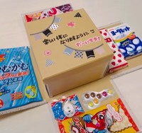お菓子ボックス大を開いたところ。次男さんの大好きなお菓子が貼られています（ゆうけいさんThreadsより　画像はスクリーンショット）