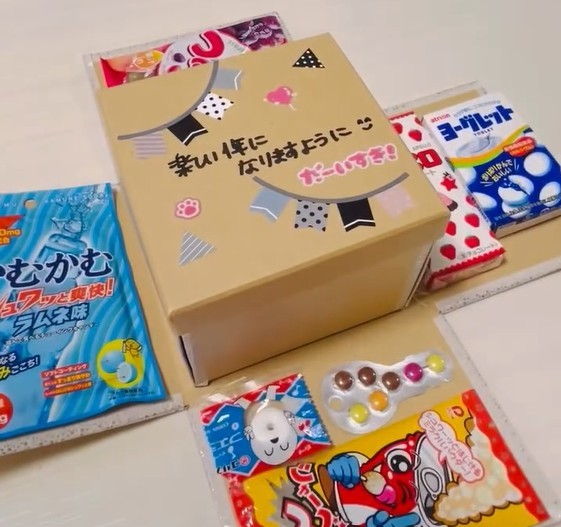 お菓子ボックス大を開いたところ。次男さんの大好きなお菓子が貼られています（ゆうけいさんThreadsより　画像はスクリーンショット）