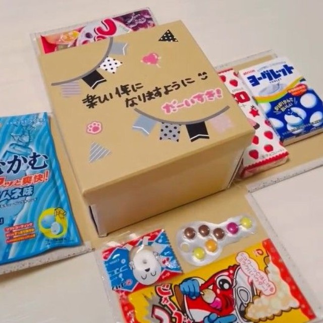 お菓子ボックス大を開いたところ。次男さんの大好きなお菓子が貼られています（ゆうけいさんThreadsより　画像はスクリーンショット）
