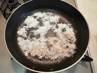 フライパンの上に上白糖を広げて…（画像提供：イナダシュンスケさん）