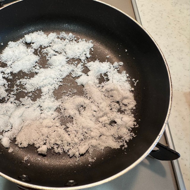 フライパンの上に上白糖を広げて…（画像提供：イナダシュンスケさん）