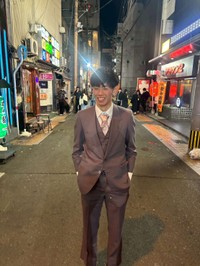 祖父のスーツに袖を通したきょうやさん／きょうやさん（@rakyo.8）提供