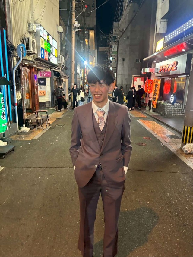 祖父のスーツに袖を通したきょうやさん／きょうやさん（@rakyo.8）提供