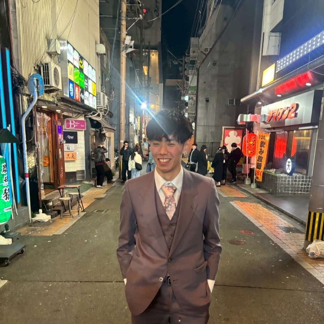 祖父のスーツに袖を通したきょうやさん／きょうやさん（@rakyo.8）提供