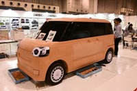 ダイハツのクレイモデル。すでにあちこち削られた削り粕が…