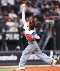 ファーストピッチセレモニーで投球する丹生明里＝エスコンフィールド北海道