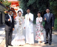 （左から）高島忠夫さん、シルビア・グラブ、高嶋政宏、寿美花代さん、髙嶋政伸＝2005年