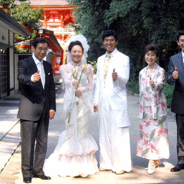 （左から）高島忠夫さん、シルビア・グラブ、高嶋政宏、寿美花代さん、髙嶋政伸＝2005年