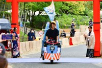 魚市場のターレットを象ったカート。前輪から降りてこわい目に遭ってますね