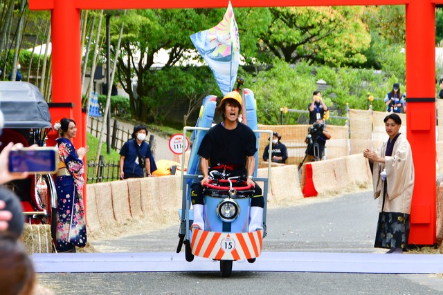 魚市場のターレットを象ったカート。前輪から降りてこわい目に遭ってますね