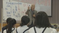 小学6年生約100人を前に話す、高松空襲の語り部・浄土卓也さん(85)