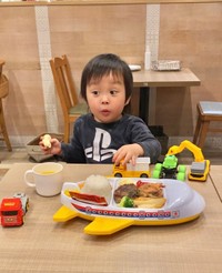 レストランでお子様ランチも食べるよ！（せななんさん提供）