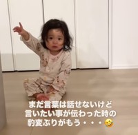 すぐに泣き止んで冷蔵庫を指差し！（提供：＠akittotanさん）

