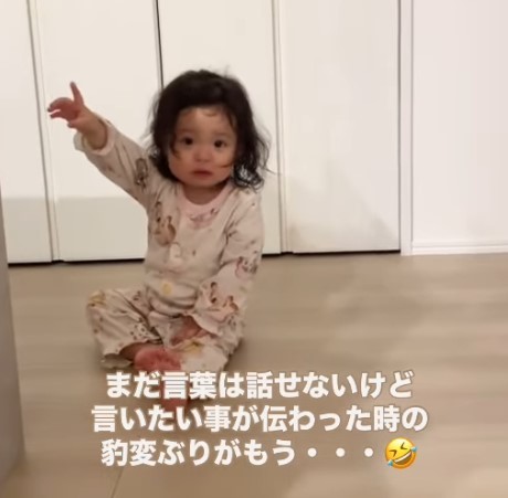 すぐに泣き止んで冷蔵庫を指差し！（提供：＠akittotanさん）

