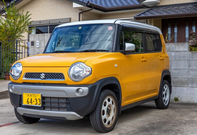 軽自動車のフロントの「ナンバープレート」、どうして真ん中じゃないの？※画像はイメージです（coward_lion/stock.adobe.com）